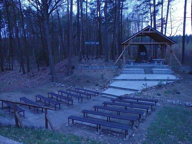 Pomnik-ołtarz w Raciniewie