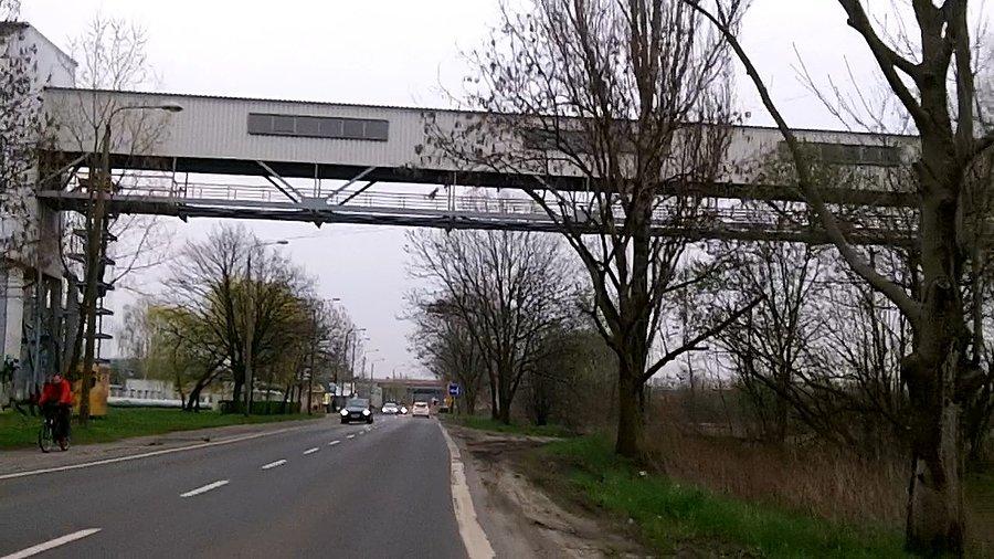 Pierwszy rowerzysta w drodze do domu