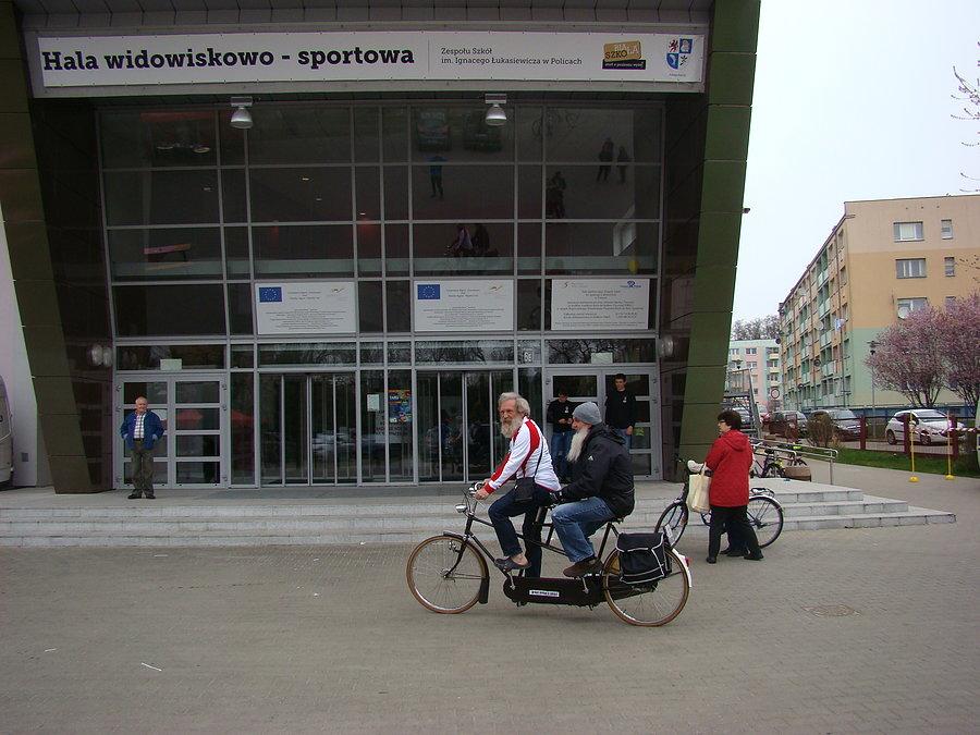 Dwie siwe brody na jednym rowerze