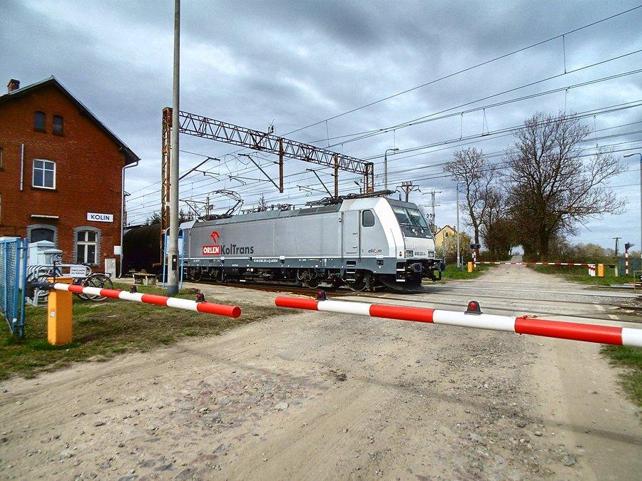 Na ten pociąg przed szlabanem 10 minut czekałem :)