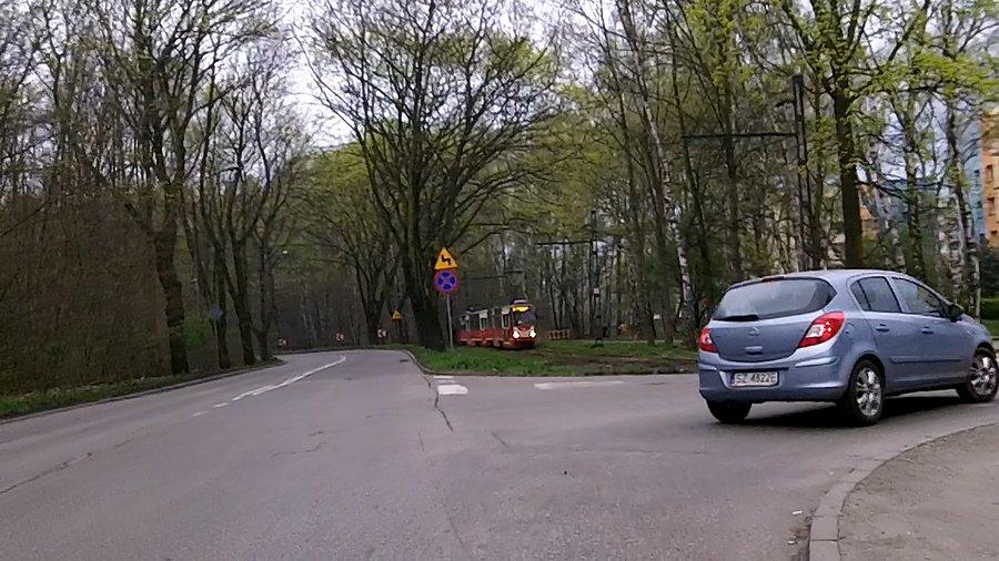 Byle śmignąć przed tramwajem