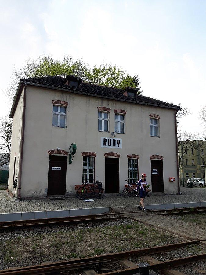 Zabytkowa stacja kolei wąskotorowej w Rudach