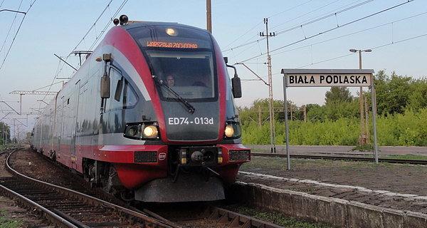 Biała Podlaska. Pociąg wjeżdża na peron