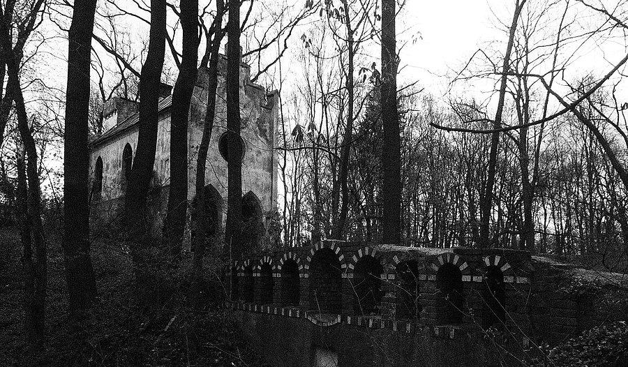 Zdewastowany pawilon gotycki (kaplica) i most-akwedukt w równie zdewastowany parku romantycznym w Turowicach pod Warszawą