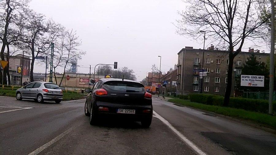 A jednak ruszył dalej na czerwonym