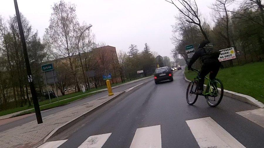 Przez rondo jedzie po chodniku wylatując mi na przejściu dla pieszych