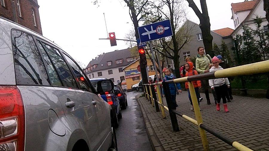 Dzieci wesoło wybiegły ze szkoły