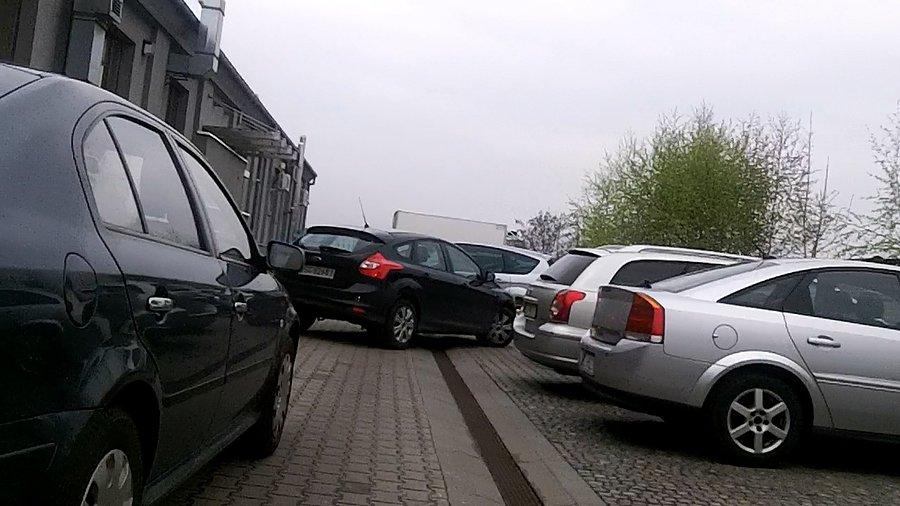 Zacisk na parkingu firmowym