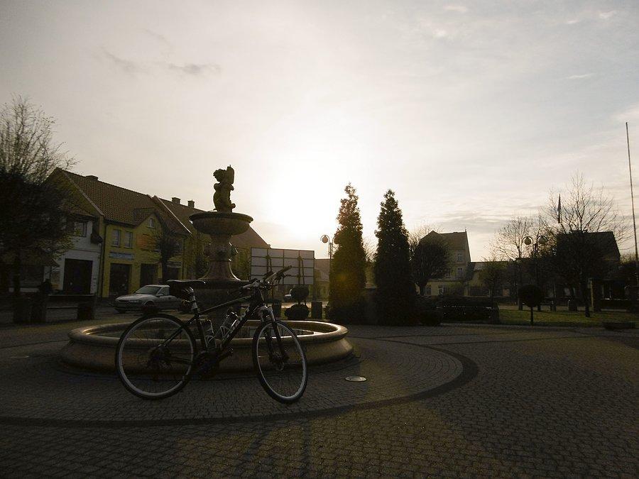 Pauza na rynku w Raszkowie i wschodzące słońce