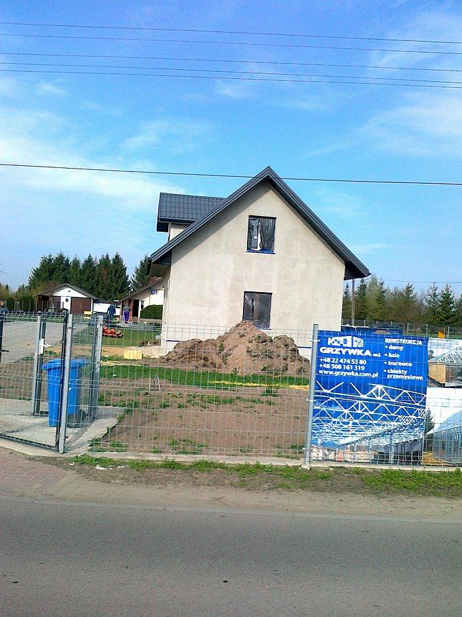Taki domek wyrósł na metalowym rusztowaniu