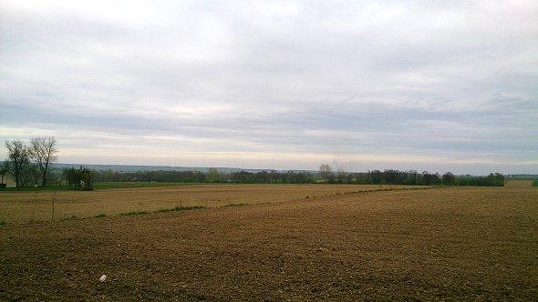 Ciemne chmury nad polami