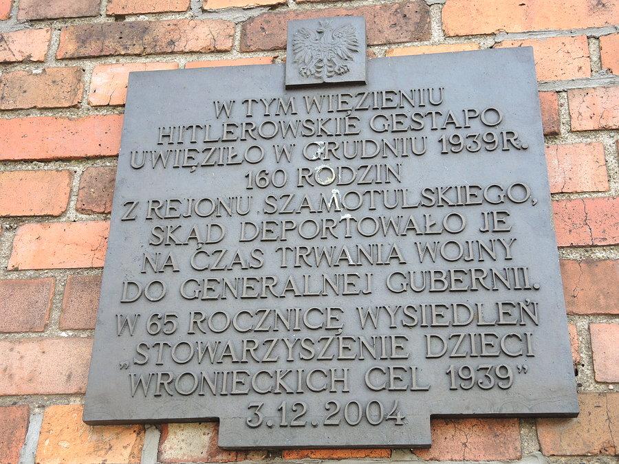Tablica pamiątkowo-informacyjna na murach więziennych we Wronkach