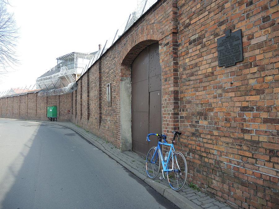 Przed bramą więzienną
