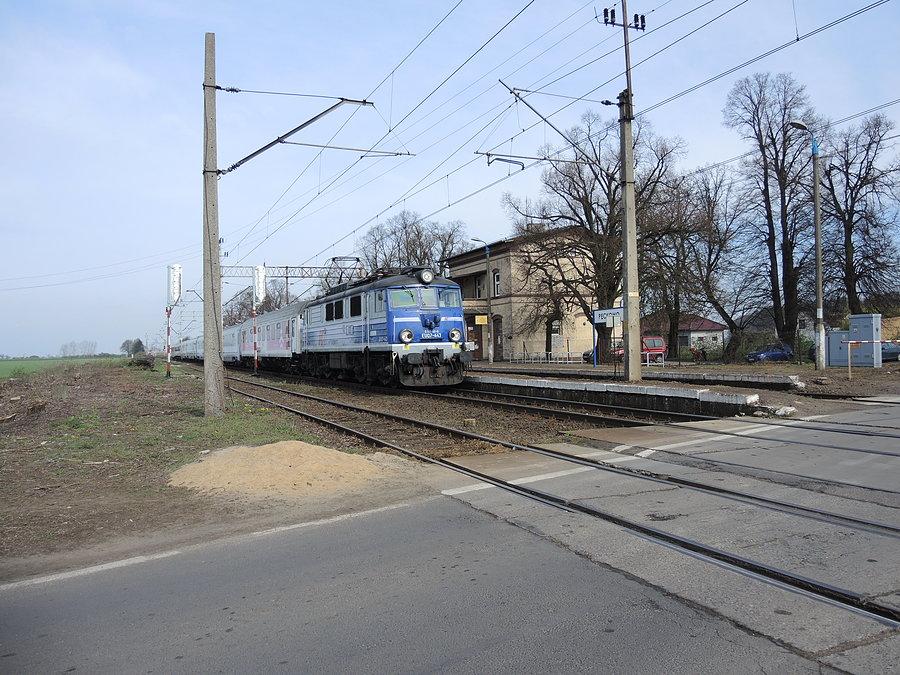 Przejazd kolejowy i stacja w Pęckowie