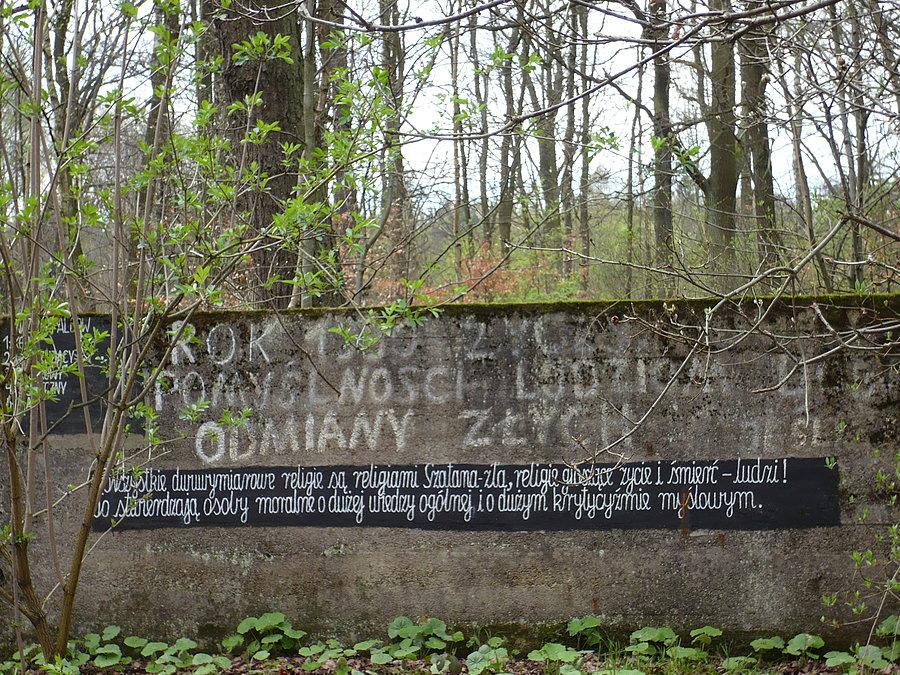 Część napisów na murze już zamalowana