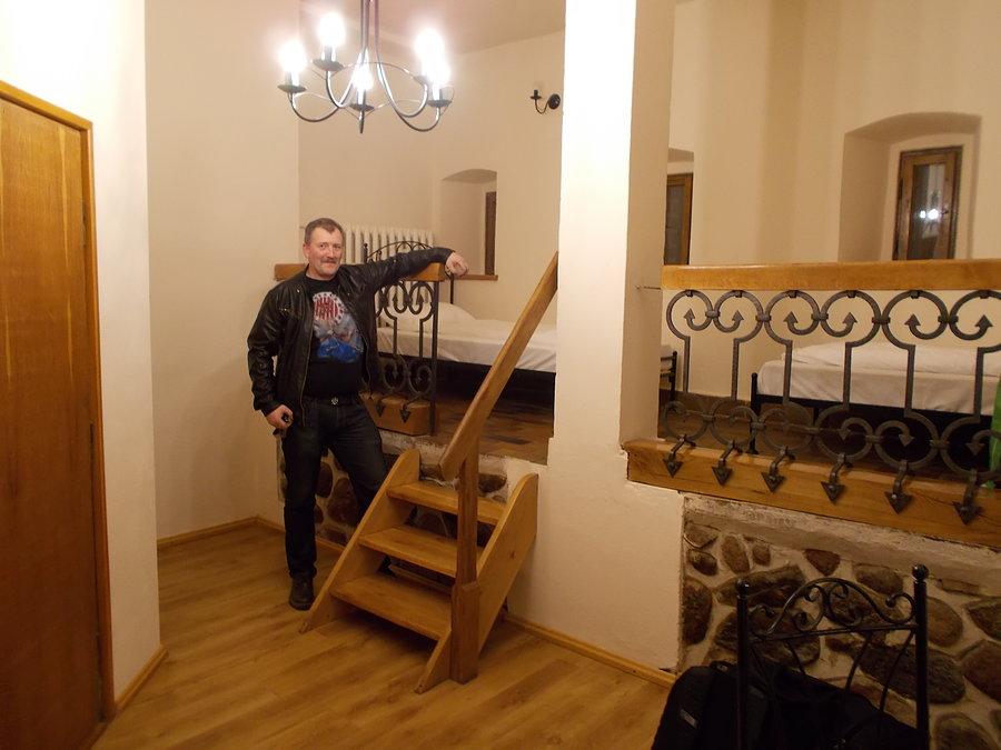 Hotel na zamku - Jarek w naszym pokoju