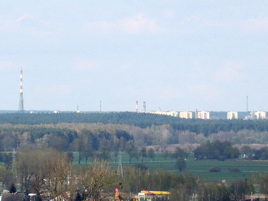 W oddali widoczne zabudowania Piły
