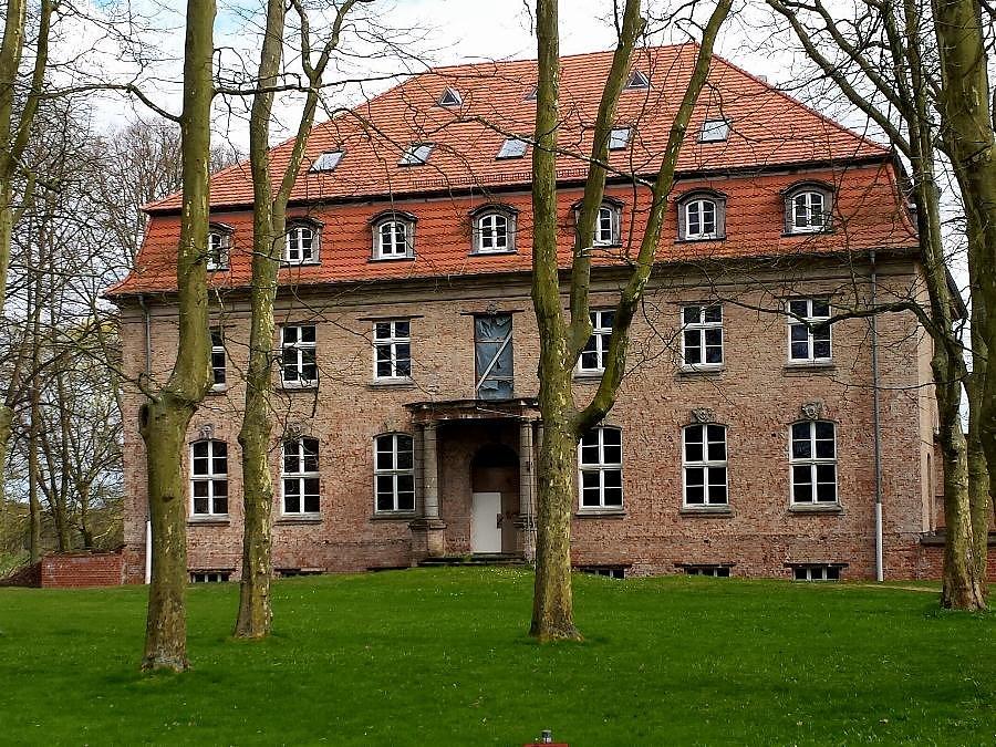 Lebehn - pałac w remoncie