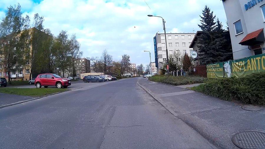Błękitne niebo, białe chmurki