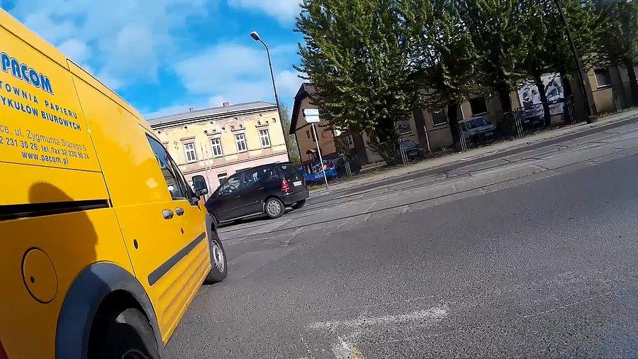 Po lewej mistrz wyjeżdżania z ul bł. Czesława