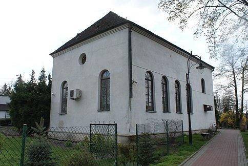 Inowłodzka synagoga - widok na bok i tył, brak połowy rynny to zaniedbanie, a szkoda