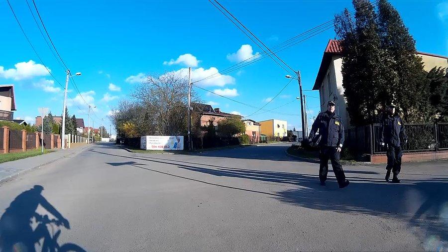 A ci co tu robią?