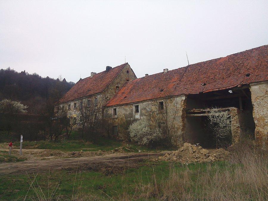 W tej ruderze na końcu zabudowań mieszkają ludzie o_O