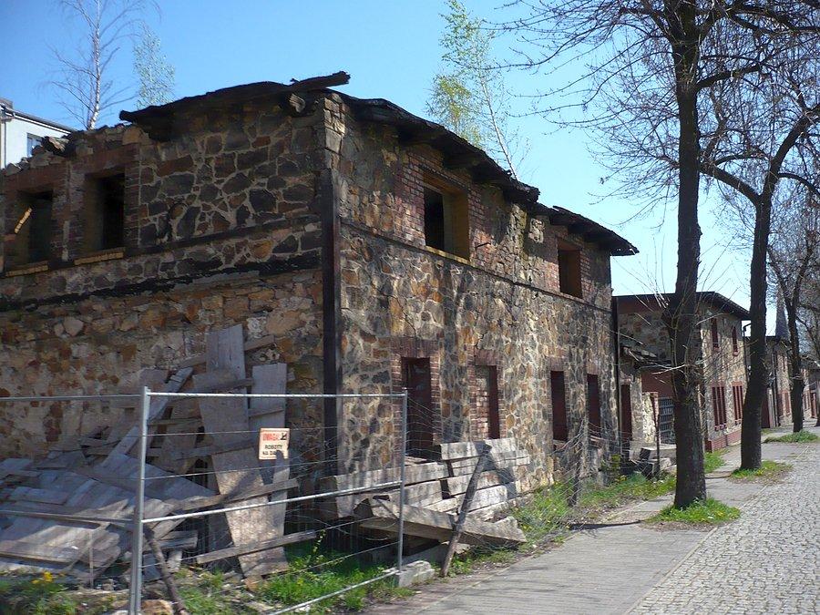 NIektóre domy jeszcze czekają na remont