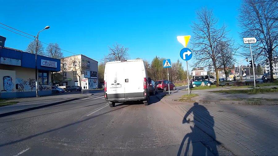 Kolejka przy wjeździe na ul. Armii Krajowej