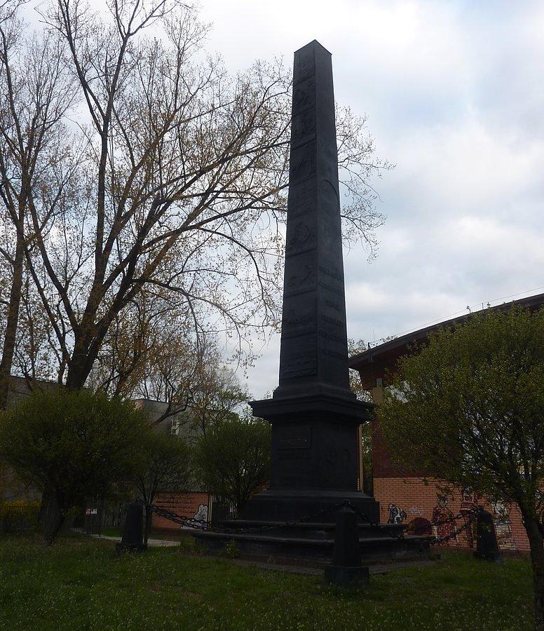 Pomnik Budowy Szosy Brzeskiej - obelisk ustawiony w 1825 r. upamiętnia budowę brukowanej szosy łączącej Warszawę z Brześciem. W tamtych czasach przedsięwzięcie niezwykle nowatorskie... Można by rzec, że "cały Naród budował swoją szosę