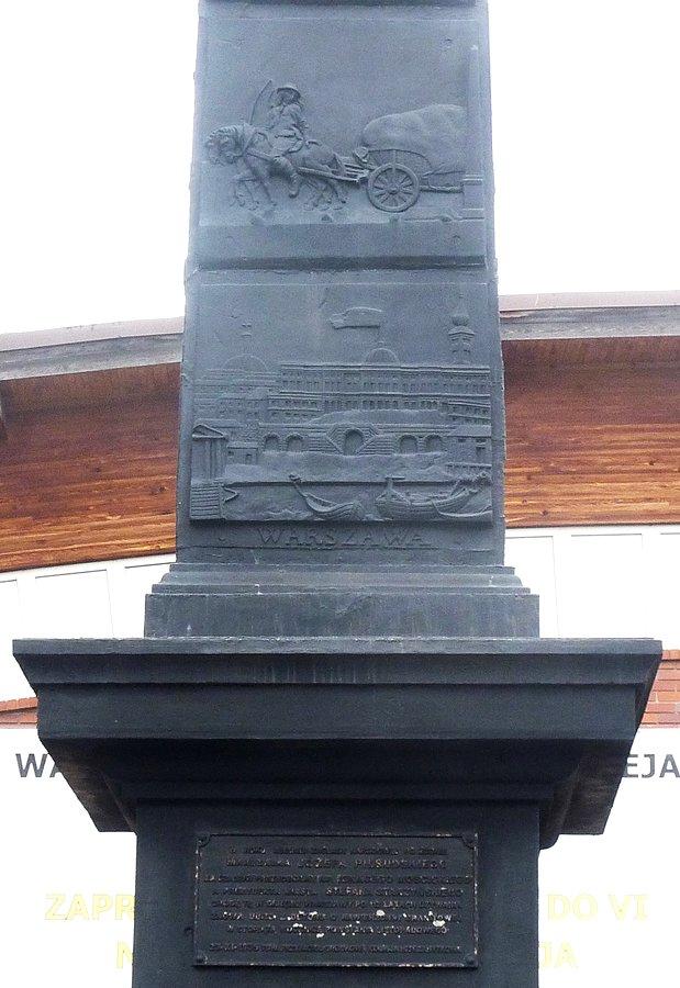 Obelisk upamiętniający budowę szosy Warszawa Brześć z lat 20. XIX w. Reliefy autorstwa Pawła Malińskiego - w Warszawie wyrzeźbił on również płaskorzeżby zdobiące pałace: Namiestnikowski, Kazimierzowski, rzeźby w kościele św. Karola Borom