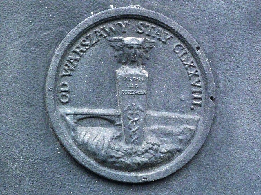 Oświeceniowe i neoklasycystyczne idee widoczne w każdym elemencie - medalion z przedstawieniem rzymskiego boga Janusa - patrona dróg, mostów i "początków"