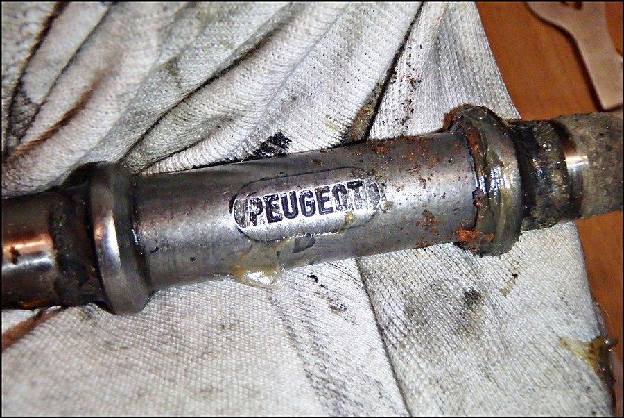 Oś suportu sygnowana Peugeot