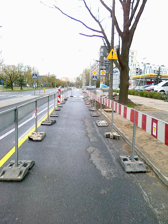 Na Sokratesa w ciekawy sposób budowlańcy zrobili przejazd dla rowerów