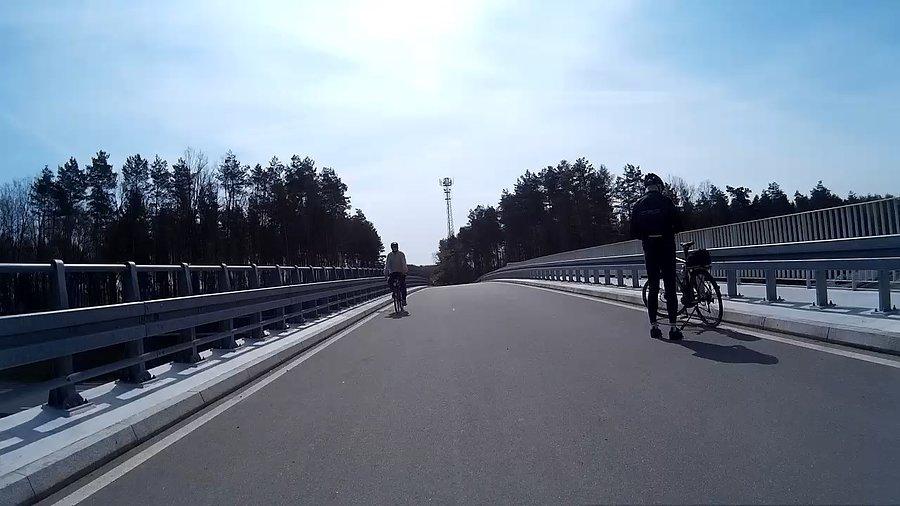 Na wiadukcie nad autostradą