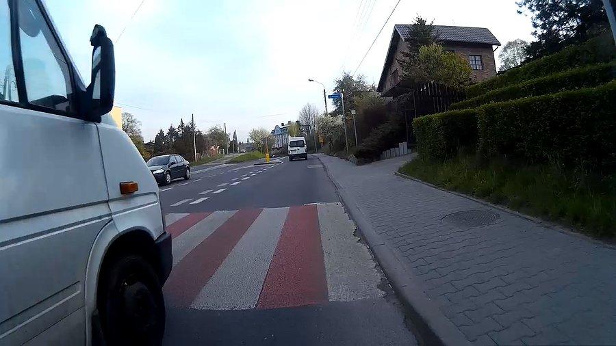 Ale nie przeszkadza to debilowi