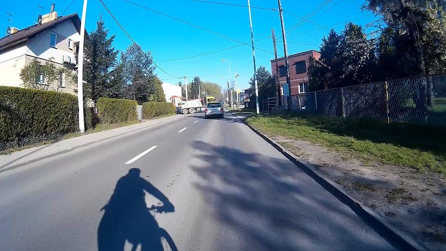 Jakaś ciężarówka... w poprzek drogi