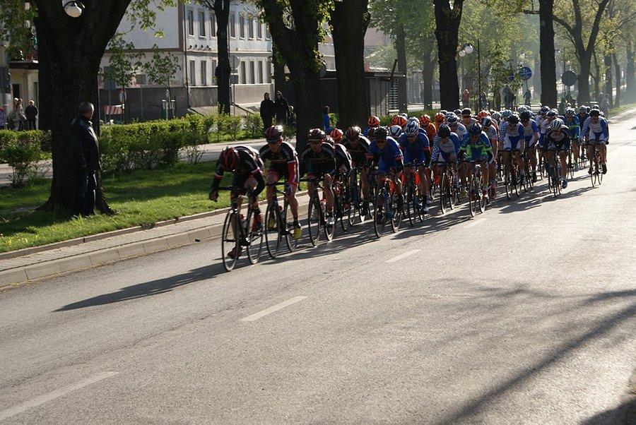 Peleton w Alejach Piłsudkiego