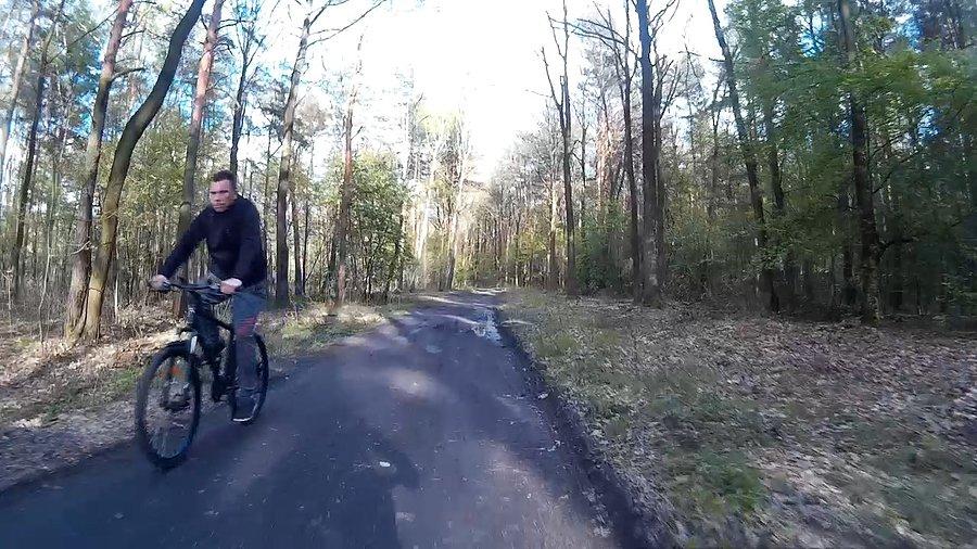 Są rowerzyści w lesie :)