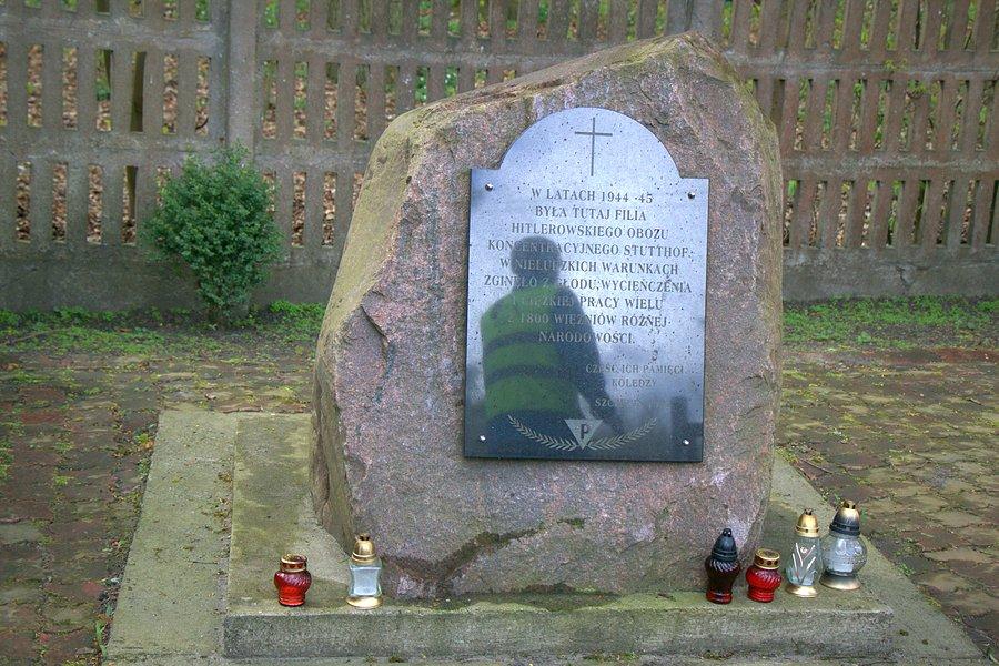 Zatrzymujemy się w miejscu gdzie w czasie II WŚ była filia hitlerowskiego obozu koncentracyjnego Stutthof