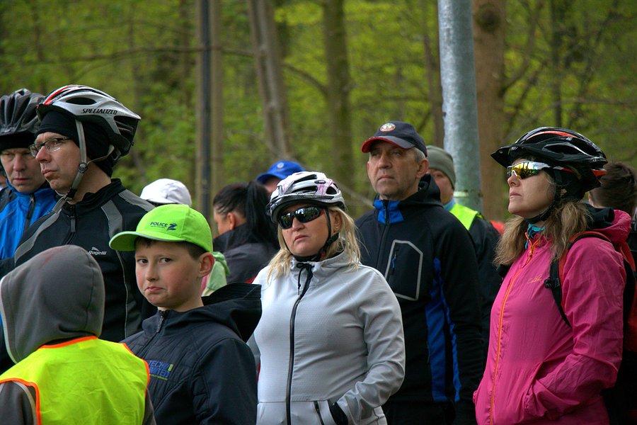 Jak widać po twarzach uczestników rajdu przewodniczka opowiada ciekawie i z przejęciem które udziela się słuchającym