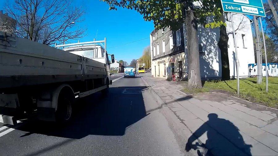 Wyprzedzanie na podwójnej ciągłej, ciut wcześniej było skrzyżowanie i łuk... , ale co tam