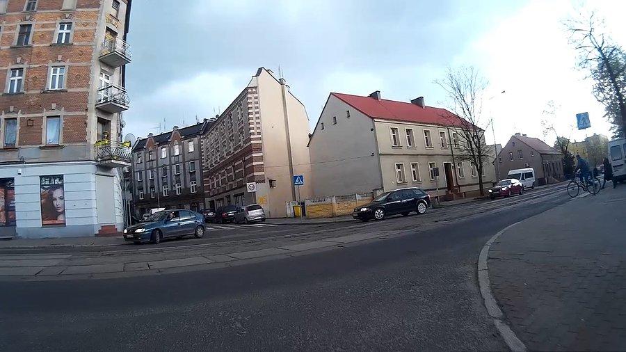 W tym miejscu chyba nie odważyłbym się przejechać po pasach, tuż przed samochodami