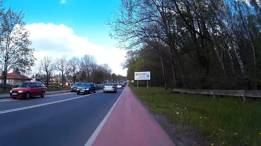 Samochodów... na rowerówce, na drodze, wszędzie... chyba jest mecz