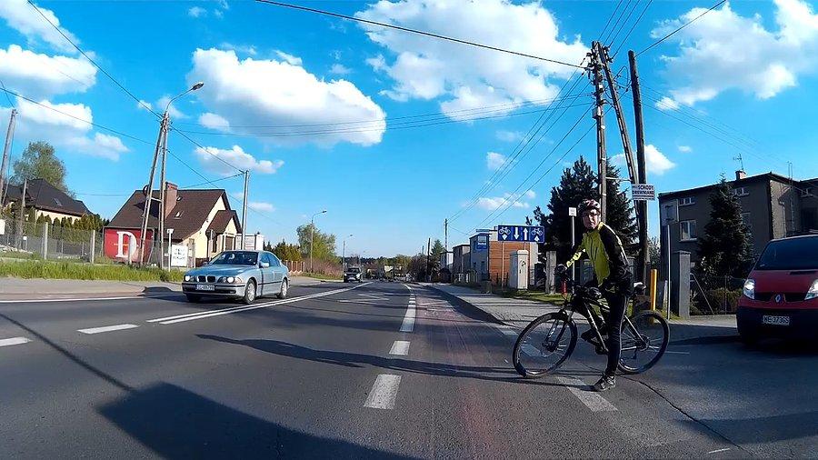 Rowerzysta w Kochłowicach, szkoda że wpakował się na rowerówkę