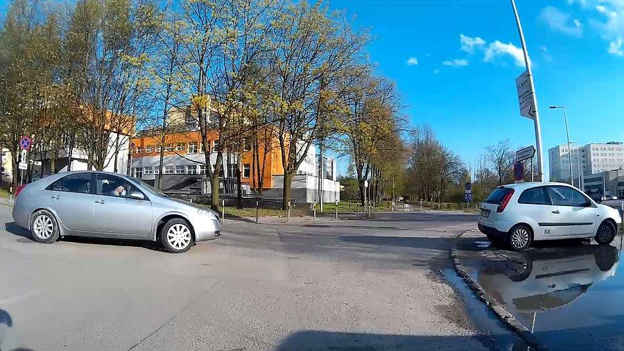Mistrz zastanawiania się na skrzyżowaniu co teraz zrobić, prosto, w prawo, a może zawrócić?