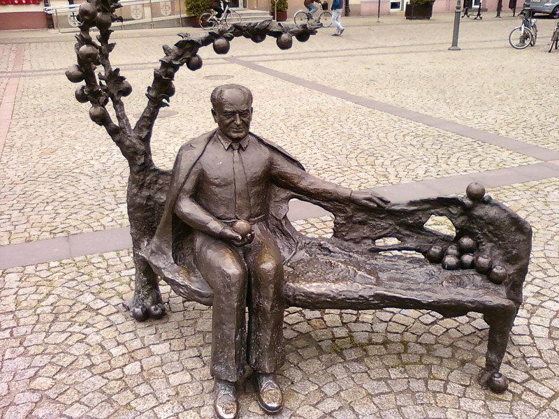 Skierniewice - ławeczka prof. Pieniążka