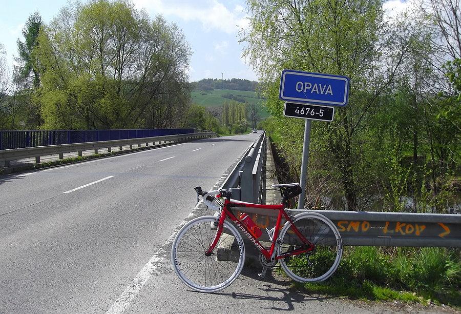 Most nad rzeką Opawą i zaraz wjazd do Háj ve Slezsku