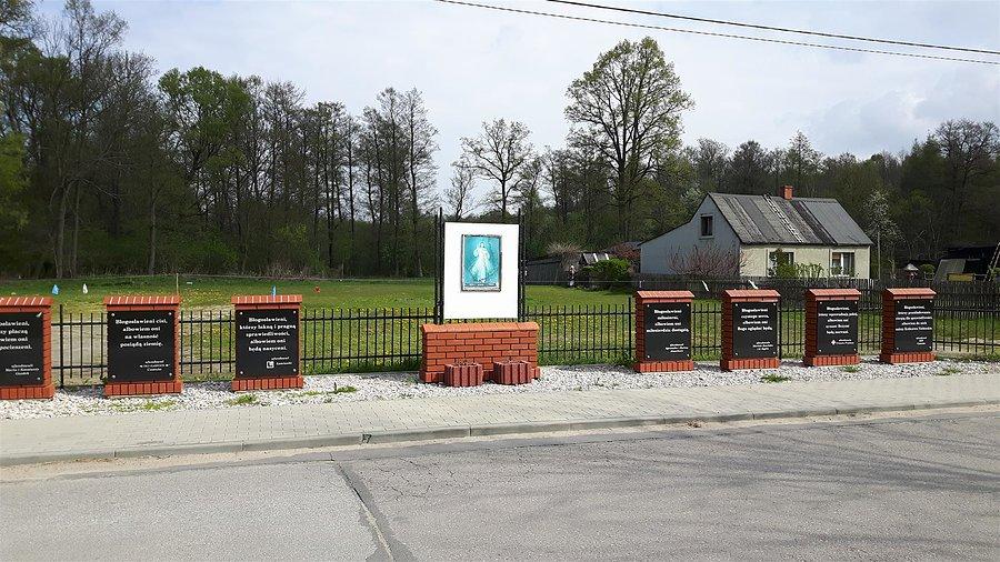 Początek leśnej Drogi Krzyżowej