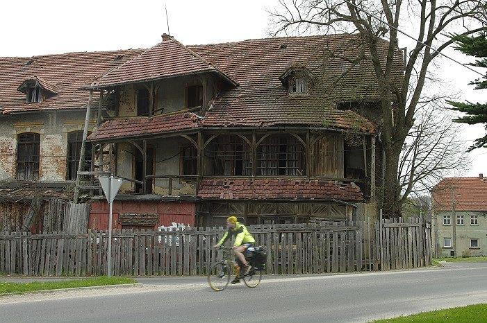 Ciekawy dom pod drodze